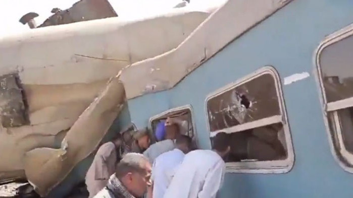 Три вагона са се преобърнали при сблъсъка на композициите 32-ма